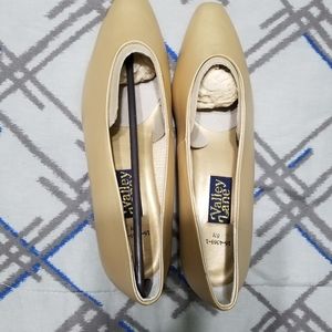 Valley Lane Beige Pumps